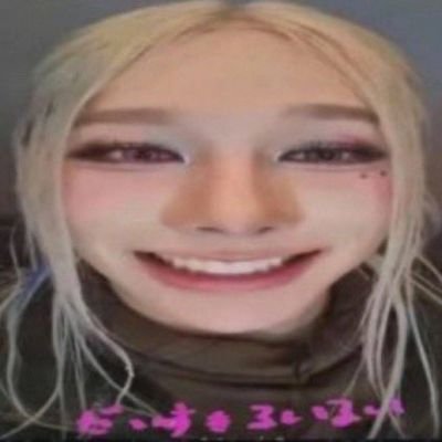 chaerybows's profile picture. confused multi-stan