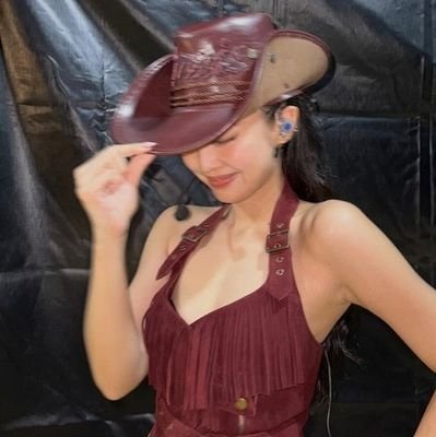 moreofthekiwi's profile picture. No, you don't understand how important she is and how much I lover her #JENNIE