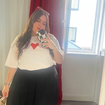 basicallyviks's profile picture. here there and everywhere (but at a concert) 🪩💡🦋🌦🌸🏠🩷🩵卌