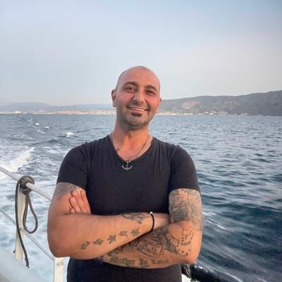 kendinebjk's profile picture. Orta yuvarlağın kendi yarı sahasına bakan diliminden. ▒▓█▀▄▀▄BEŞİKTAŞ▄▀▄▀█▓▒ Starbucks'ın Alnına Yaşasın Tam Bağımsız Kurukahveci Mehmet Efendi yazan kişi ☝️