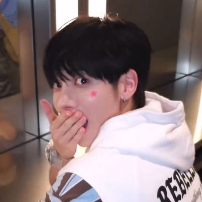 artsbaekho's profile picture. 20 | escritora medíocre e #1 Tyunninger | 📖: os segredos de colin bridgerton; orgulho e preconceito