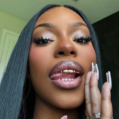 VERSACEYE's profile picture. your favorite bitch