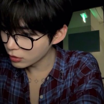 sunghnbn's profile picture. You stay caught in my pull.