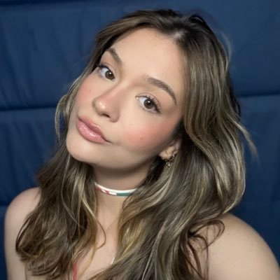 annasosocruzas's profile picture. cuidado! esse perfil falará sobre política, divas pop, futebol, cinema e economia em um único tweet