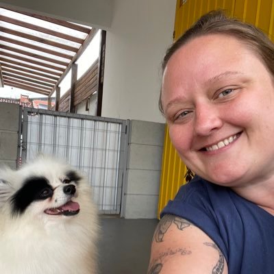 Luavaigabi's profile picture. Ensino pessoas a levar em consideração o ponto de vista dos seus 🐈 e 🐕
(Maioria dos vídeos os animais estão sofrendo sim)
Sempre a esquerda
E cansada