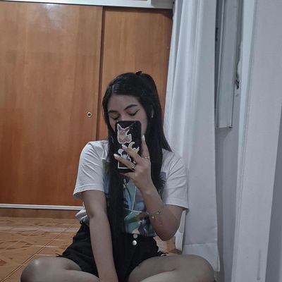 Sailorsaturm's profile picture. Delineador negro, gatos, series, recitales, animes y té. Antes stalkeaba bandas ahora estudio abogacía.