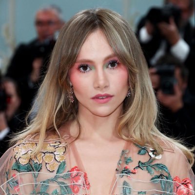 neonnostalgia's profile picture. your resident suki waterhouse + florence pugh stan ☽｡⋆ 🎧 cd collector 💿 movie fanatic 🎞️ @lttlegirlblue