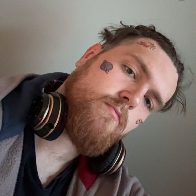 Jon512499990996's profile picture. feminine big stinky feet