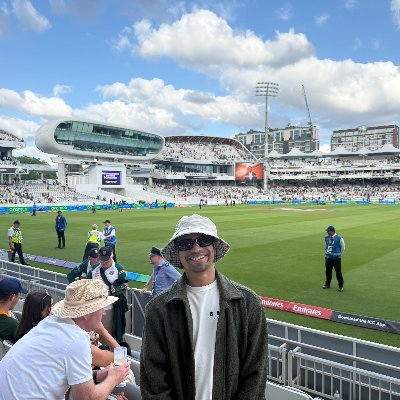 rethickk's profile picture. Building @PlayNeutral_                              I try to be funny on the stage but it only lasts till I step on it. I live with a life size teddy bear 🐻