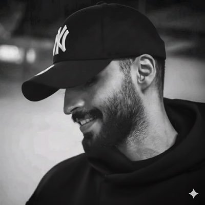 v0010J's profile picture. أتصنع الهدوء رغم الصراع الذي بداخلي.