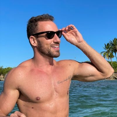 JrLessah's profile picture. Viajo, festejo, maratono reality e mixo uns sons quando dá. Se minha vida fosse um programa, você assistiria. Spoiler: ainda tô na melhor parte 🎧🚀