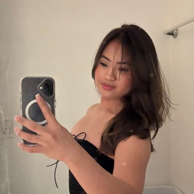 reginasyneri_'s profile picture. born to be fun and insane ⋆｡‧˚ʚ🍓ɞ˚‧｡⋆