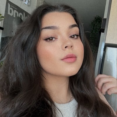 vahraea's profile picture. 24 ✿「 full-time author, part-time streamer 」#freepalestine → with love always ♥︎