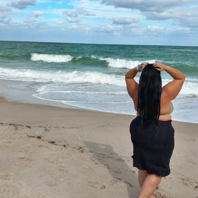 oceanvibes94's profile picture. South Florida persian girl🤍🌺 31 years old🙏🏻 family and god lover✝️ sober for 2 years so far💪🏼