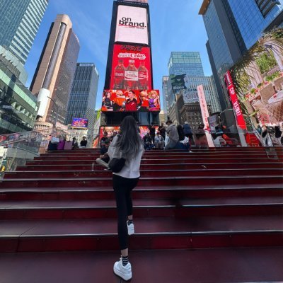 Qszdsbz's profile picture. I rewrite my own code every year—upgrade after upgrade.