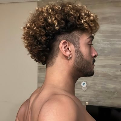 rogelip_'s profile picture. fiery red, forever fearless