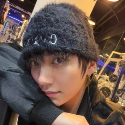 porangshua's profile picture. mi fantasía sexual es tener un día de chismes con changbin y seungkwan