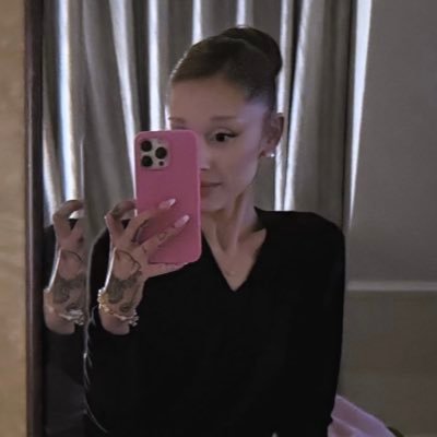 moonlitbaex's profile picture. brighter days ❀ wicked for good💚🩷