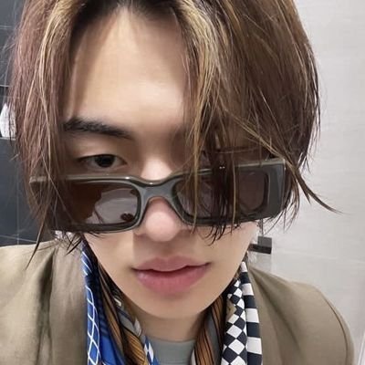 leoxinie's profile picture. will never stfu about my leo 🥀