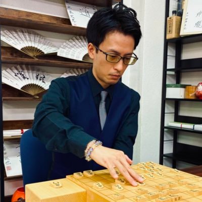 RyukiYou_Shogi's profile picture. 初代八重瀬観光長杯覇者・二代目沖縄王座のクセ強普及指導員が運営する『子供たちを、賢くまじめで礼儀正しく、良き人格者へと育む』が理想の派閥/プロ実戦約2千局を基に、独自に約1万時間洗練した多彩な戦法の知識と、エビデンスに則った教育術を活用/これまで生徒9名、全員県代表経験/創始者▶️@W_G_N_Okinawa95