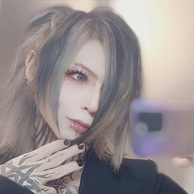 kybeautychannel's profile picture. 42歳独身☺️フリーランス✨アメショのめろ姫ちゃんとさいたま市で暮らしています🏠顔面ピアスのタトゥーおじさん👿ぷちっとだけ整形👿かっこいい×かわいい×美麗×大人セクシーのハイブリッドを目指します😎163.8cm。呼び方はけいくん、けいちゃん、山崎さん🎀🦄🍓 提唱者（INFJ型）月曜と木曜日がお休み！