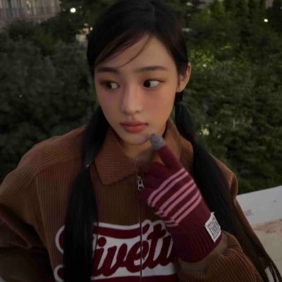 myjeansareblack's profile picture. 