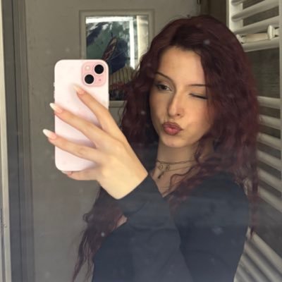 honeyzric's profile picture. 