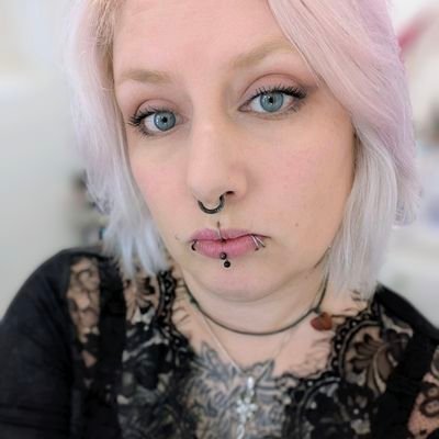 ilumiriel's profile picture. Ich würde dir ja gerne erklären, dass mein Hirn nicht so funktioniert, wie Deins aber leider stehen wir woanders.
Unerwartete ReNo.🤷 Pronomen egal.