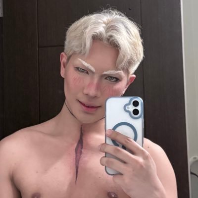 lowe_lustrous's profile picture. 24 • isko • MKTG • try to be gentle 🫧