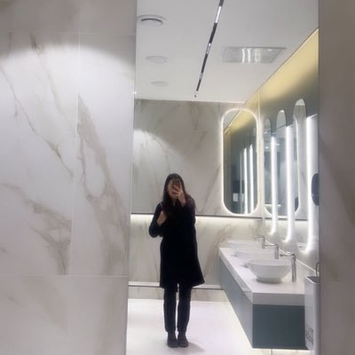 _qwe01's profile picture. Хүмүүс өөрчлөгддөг, мэдрэмж ч бас..