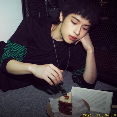 cakejiseok's profile picture. #가온 저희 엑디즈와 함께 건강하게 오래오래 가 봅시다 🎸