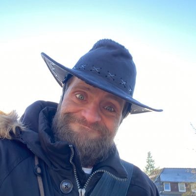 Onkeleinhorst's profile picture. Respekt vor allem Leben und der unbedingte Wille nach Herrschaftslosigkeit sind die Grundlage für alles woran ich glaube 💚 📯
