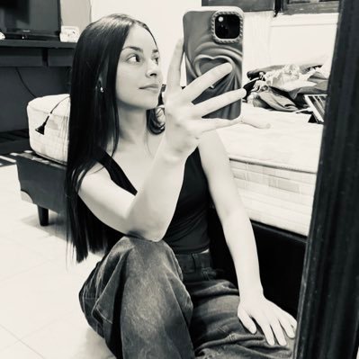 nnazarena_'s profile picture. así como el rostro se refleja en el agua, el corazón refleja a la persona tal como es