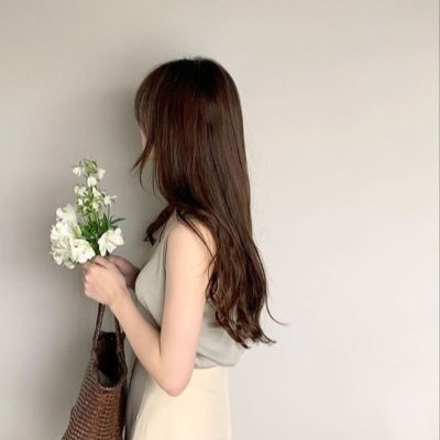 schwanndana's profile picture. not so booktwt acc