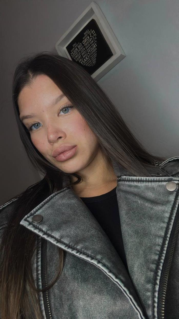 LauraydAWU's profile picture. Sunday slow burns and loud playlists 🌞🎶
don't follow me if you can't handle me in dms 😳