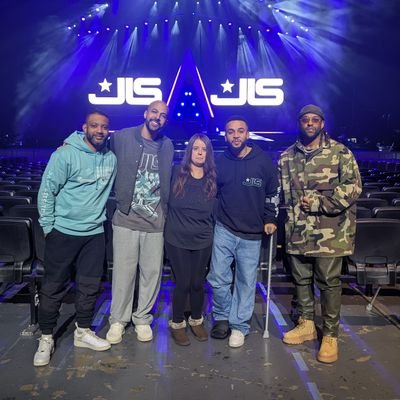 dayonebluegirl's profile picture. JLS are my favourite boyband,its a forever and a day kinda love 💙💚❤️💛