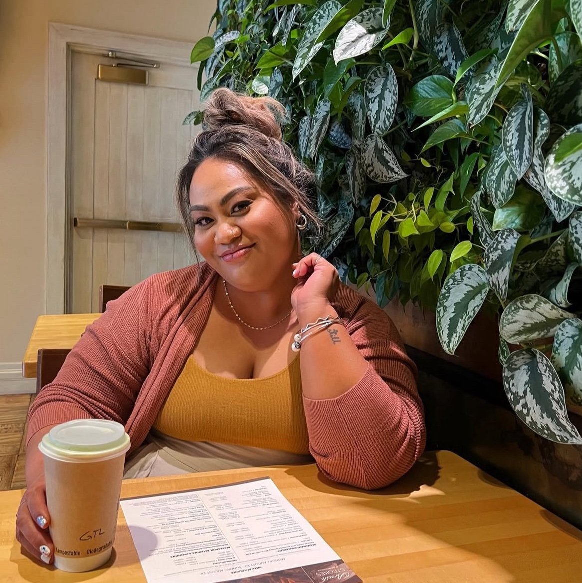 Viveanfiji's profile picture. 📍C+ ✝️Christian ❤️Family 🇫🇯Island girl 🌺 curly hair ✈️Travel wild✨