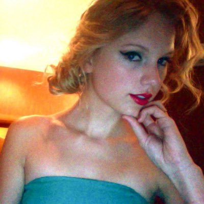 AstoundingSwift's profile picture. i’m a bunch of taylor swift lyrics glued together