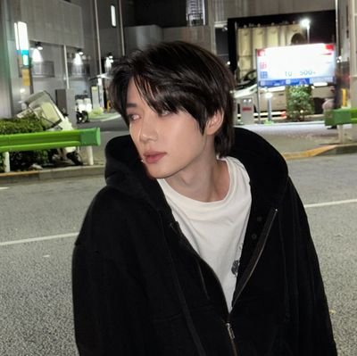 ProfsJeremius's profile picture. 𝟤𝟢𝟢𝟪𝟣𝟤 𝟪𝟢𝟨𝟩 • Jeremius Gavreau Alderton, often seen contemplating the cosmos while teaching curious wizzies in astronomy advanced class.