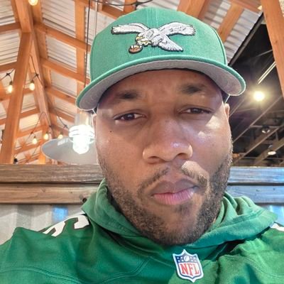 uncommoncurtiss's profile picture. birds. sixers. boxing.