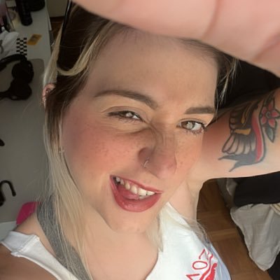 petalsforcarol's profile picture. eu não existo esse perfil é uma alucinação