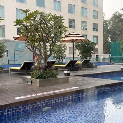 Noetide's profile picture. اندھیروں میں بھی روشنی کی جستجو