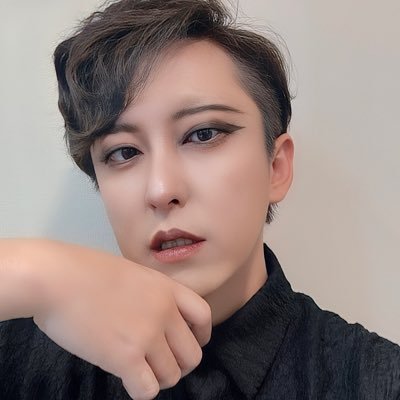 mensmakekentei's profile picture. メンズメイクの価値を広めたい美容師 / カッコいい美しさと漢らしさは共存できる / 時々投稿先間違える別垢→ @okanenokarakuri / プロフ写真はAIでゼロから作るより加工してます
