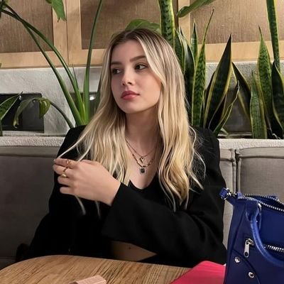 Eylulsrtt1_'s profile picture. Bir eylül yağmurusun ıslak şehir taşlarında 🍁🍂🍁🍂