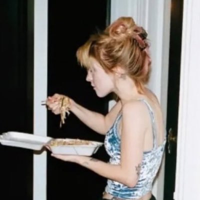 thickdeerskull's profile picture. 27 || they/she || I like forest animals and paramore