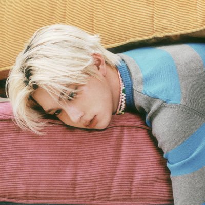 oyaholvr's profile picture. minor // p1hxlovteez // fanart and wtv //