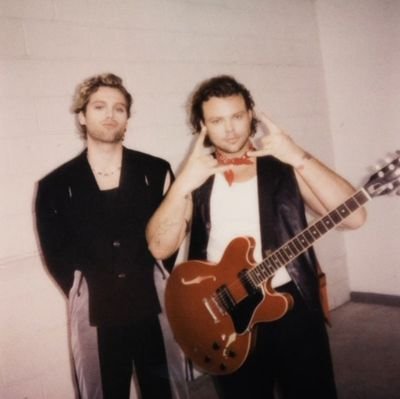 lashtonlvbt's profile picture. ⭑a place where broken lovers go find somewhere to hide⭑