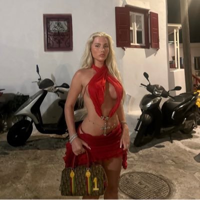 tiziani_'s profile picture. ❤️Ajax❤️ 🇮🇹🥼🩺Riding waves, capturing moments, and healing souls: surfer, photographer, and future doctor."🫶🏻#freeroll