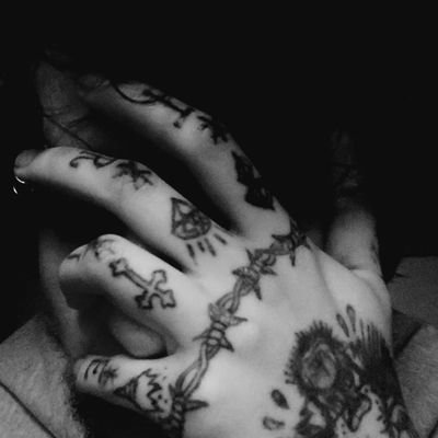 fritzelborges's profile picture. taking a look at this old-fashioned place and hoping to find some traces of civilization and fancy new things to take part in whatever it takes out 🤠👨‍💻