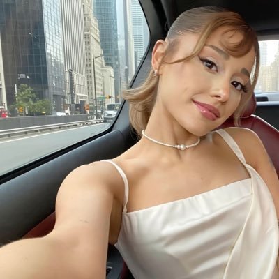 butjxuregui's profile picture. brighter days ahead | c, xoxo💋 | @arianasunsh1ne